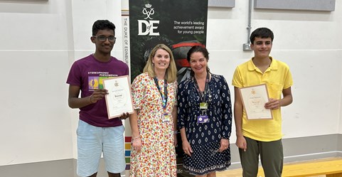 SfYP youth workers with DofE young people